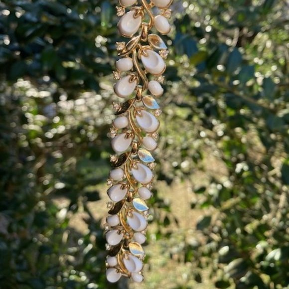 VTG CROWN TRIFARI White Thermoset Rhinestone Gold Leaf Link BRACELET - Picture 7 of 9